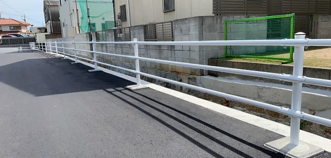 防護柵などの安全設備施工します